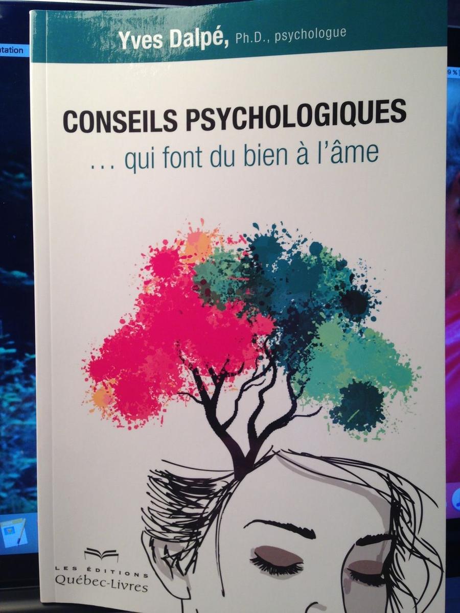 Le livre « Conseils psychologiques qui font du bien à l'âme », tenu en main