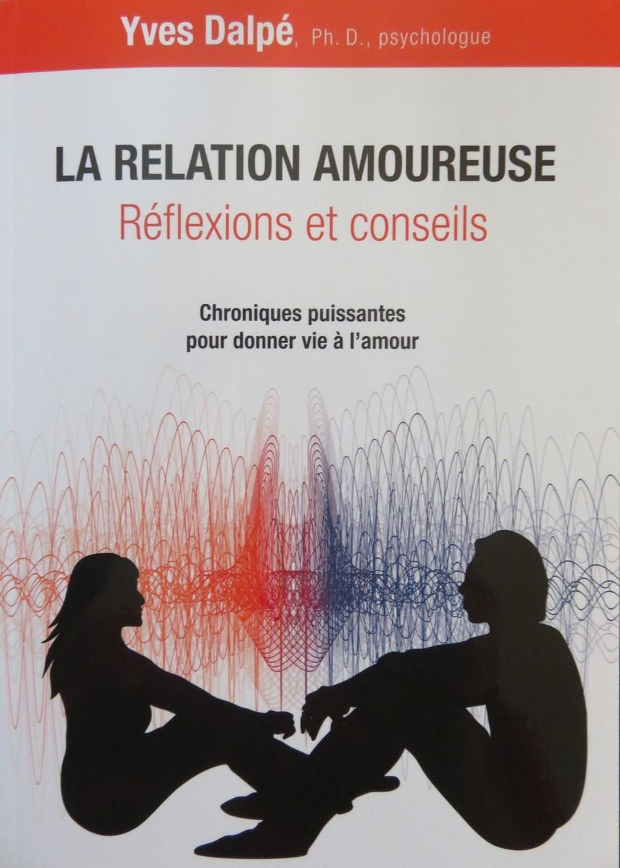Le livre « La relation amoureuse, réflexions et conseils » tenu en main